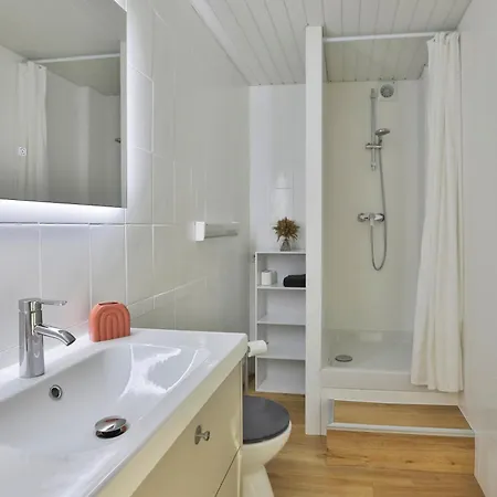 Radieux, Front De Appartement *