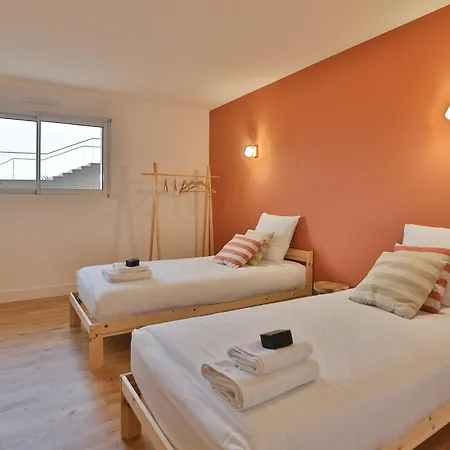 Radieux, Front De Appartement *